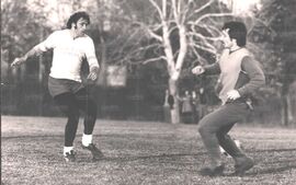 Impegnato in marcature su Chinaglia durante una partita di allenamento della stagione 1974/75