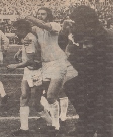 Franzoni abbracciato da Chinaglia dopo la rete