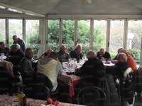 Il gruppo dei più anziani. In senso orario: De Vecchis, Mattei (semicoperto), Sterbini, Petruzziello, Mironti, Cristicchi e Pieretti (semcoperti), Roco, Puccillo e il fratello di quest'ultimo (di spalle)