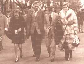 Mari esce dallo stadio con Facco e le rispettive consorti