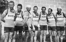 La squadra della Bianchi del 1947 con i fratelli Coppi