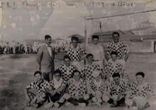 Centonze con la maglia dell'Avant-garde. E' il secondo da sinistra seduto in terra