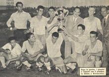 La formazione biancoceleste vittoriosa. Prini è il primo accosciato da destra