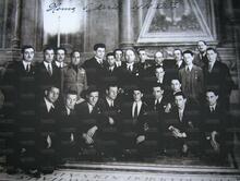 Bottacini, quarto da sinistra in ginocchio, al ricevimento dopo la partita della Nazionale con Mussolini