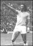 Il dito rivolto alla curva romanista