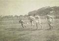 La partenza della gara podistica sui 100 metri sul campo della Rondinella nel novembre 1919. Questa foto è molto importante perchè mostra il campo della Rondinella prima della sua ristrutturazione. La gara fu vinta da Giacinto di Leo della Pro Roma, seguito da Marcello Giorni della Lazio.