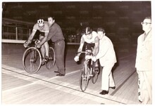 Il presidente Pontisso assiste l'allievo Cera in una prova al Velodromo Olimpico di Roma,1961