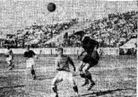 Fantoni (I) alle prese con il portiere Masetti in un derby del 1931