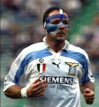 Con una maschera protettiva sul viso