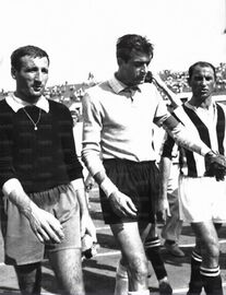 Il portiere dell'Udinese Romano, Lovati e l'ex biancoceleste Sassi all'uscita dal campo (foto Archivio l'Unità)