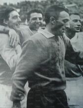 Il vecchio Zibetti, l'eroe del derby Roma-Lazio 1-3 del 6 marzo 1955, esce dal campo circondato dai compagni festanti. Si riconoscono da sinistra Lofgren, Burini e Sassi (II)