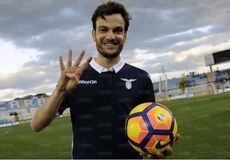 Marco Parolo dopo aver segnato 4 gol, di cui 3 di testa, nella vittoriosa partita Pescara-Lazio 2-6 del 5 febbraio 2017