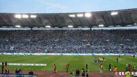 La Tevere con i tifosi con la maglia della Lazio (Gent.Conc. Gianluca Bagni)