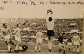 Un'azione in area laziale. Da sinistra Moltrasio, Eufemi, Julinho, Carradori, Lovati, Montuori, Taccola e Pinardi
