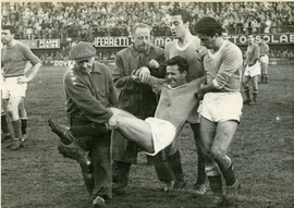 L'infortunato Brunetti viene portato fuori dal campo dal massaggiatore Fiezzi, dall'allenatore Cargnelli e dai giocatori Alzani e Piacentini