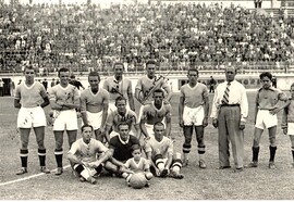 La foto precedente con gli autografi dei calciatori