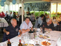 Anania, Concari e Vulpiani; sullo sfondo a sinistra Brai, Gagliardi e Spurio, al centro Oddi, Bontempi (seminascosto), gli ospiti Pesci e Quaresima e Buccioni, a destra Marchionni e Paris