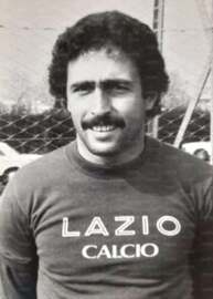 Col suo caratteristico baffo