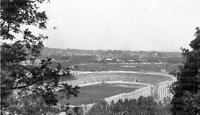 Lo Stadio del PNF dopo i lavori del 1928. Sullo sfondo si vede la vasta area di Campo Flaminio con alcuni edifici di servizio dell'Ippodromo di Villa Glori, oggi scomparso. Foto Istituto Luce