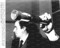 Dall'Unità: un funzionario mostra il razzo sparato