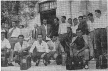 La comitiva laziale davanti alla Residenza Villa Giulia di Manziana che li ospiterà nel ritiro estivo. Da sin. in piedi Antonazzi, Alzani, Pollini, Bredesen, Il dirigente Morera, l'allenatore Allasio, Burini, De Fazio, Gasbarra, Bravi, Puccinelli, Cialabrini, Pistacchi, Di Veroli; in ginocchio Vivolo, Stella, Giovannini, Fontanesi, Parola