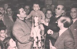 6 gennaio 1950: Nel giorno della Befana vengono distribuiti doni ai figli dei giocatori e dei dipendenti. Nella foto si riconoscono Mario Magrini, Sergio Magherini, Zeffiro Furiassi, Giuseppe Ricci, Trento Morera e Giovanni Mazzitelli.