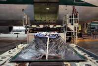 La bara sbarca dall'aereo Foto Il Messaggero