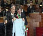 Il Presidente Claudio Lotito dona al Sindaco la maglia biancoceleste