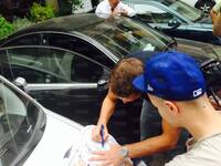 Stefan De Vrij firma un autografo ad un tifoso