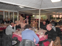 Cosimi, Sparacca, Rossetti, Bianca e Masiello al tavolo con i tre ospiti D'Alessio, Dal Monte e Basilici