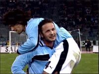 Sinisa Mihajlovic con Fernando Couto sulle spalle