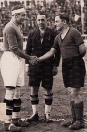 Scambio di saluti tra Pastore, capitano della Lazio e un altro capitano (Squadra avversaria e partita da individuare)