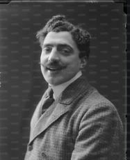 Trilussa con un'acconciatura molto simile a quella del podista ignoto