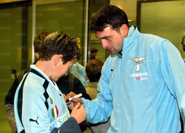 Peruzzi autografa la maglietta di un giovane tifoso